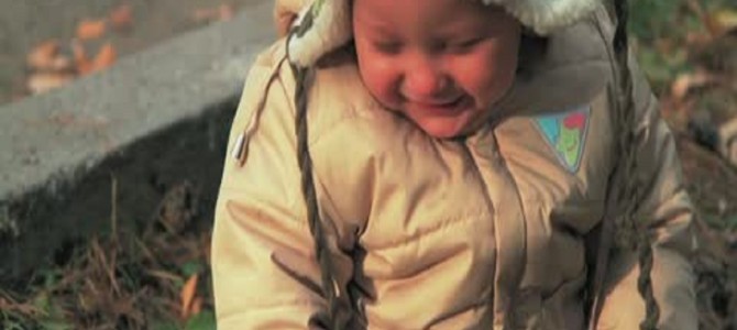 ママが転がす松ぼっくりを見て笑いが止まらなくなる赤ちゃん