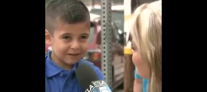 学校に行く途中でインタビュー。お母さんいないと寂しくない？と聞かれて強がるけど