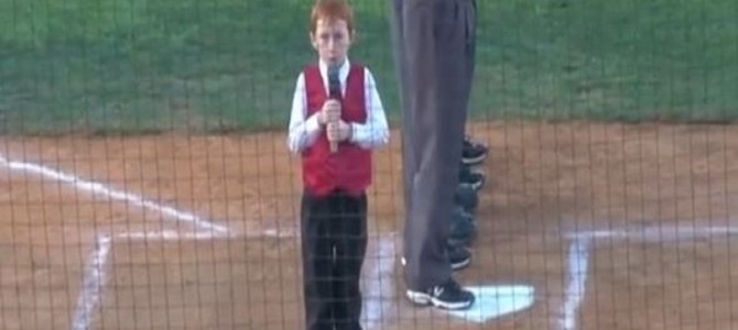 しゃっくりしながら国歌斉唱する少年