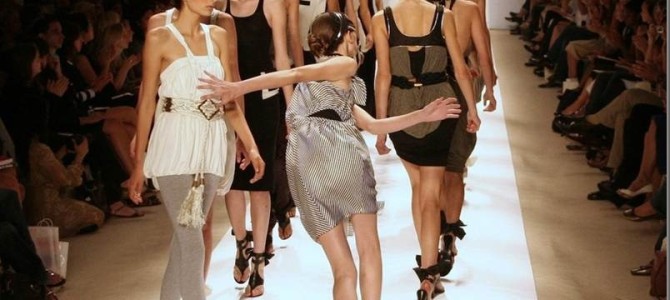 ランウェイでスッテーン！と転んじゃうモデルさんを集めてみた