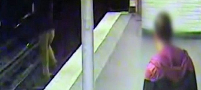 パリの地下鉄でホームから転落した酔っ払いを救ったのは・・・なんと驚きの人物だった！