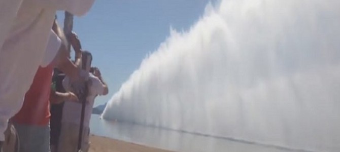 時速422kmで水面をかっ飛んでいく小型ボートが凄すぎる！