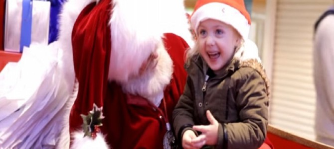 耳の聞こえない少女に対して、サンタクロースが取った行動が素敵すぎ 耳の聞こえない少女に対して、サンタクロースが取った行動が素敵すぎ