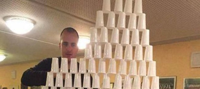 紙コップを積み上げている場所が不安定すぎる！驚きのイタズラの真相