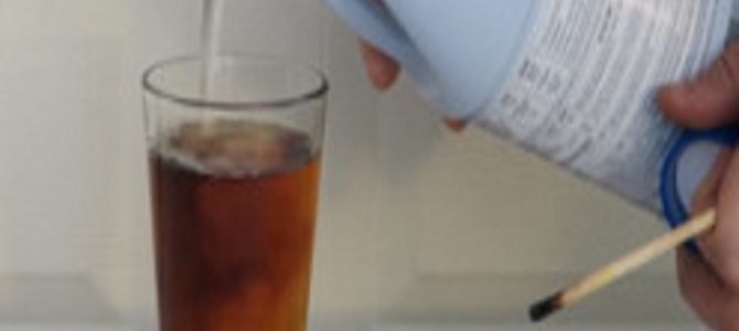 コーラに漂白剤を入れると驚きの現象が！サラダなどにも使われる漂白剤の効果とは