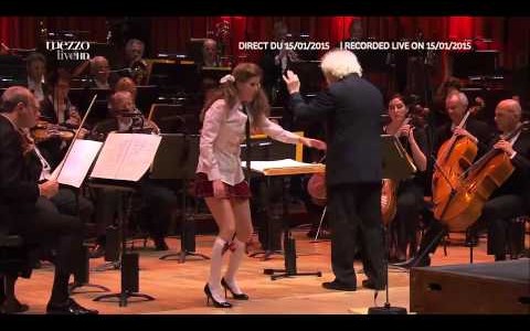 オーケストラに態度の悪い女子高生が乱入！しかし一旦歌い始めると、絶句の超パフォーマンス