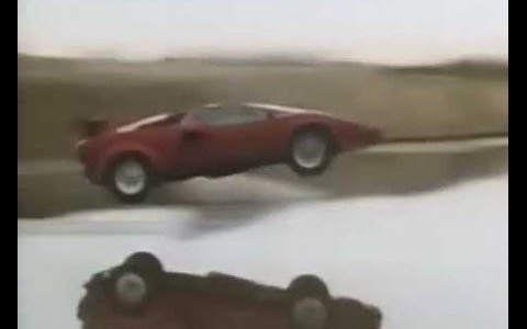 カウンタックが水切り石みたいに水面をハネてった！