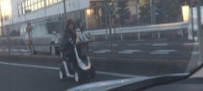 危うく轢いてしまいそう…。片側二車線の道路をシニアカーで逆走するおばあさん