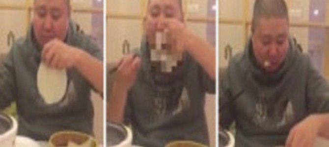 北京ダックを超スピーディーに食べる男性。効率が良すぎるとFacebookで話題