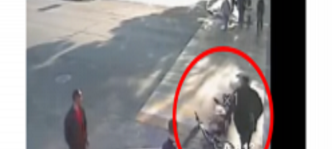 自転車に乗った女性をいきなり引き倒す男性!? 自転車に乗った女性をいきなり引き倒す男性!?