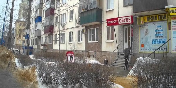 危機一髪！女性が掃除をしてたら大きな氷が落ちてきた…