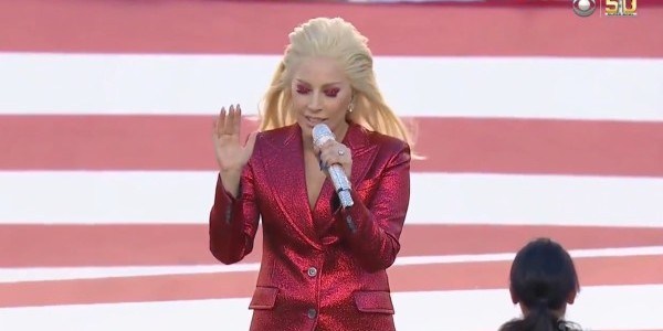 歴代No.1と大絶賛！レディー・ガガによるスーパーボウルでの国歌斉唱が鳥肌もの！