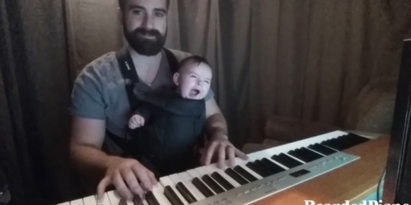 なかなか寝ない赤ちゃんに、パパが素敵なピアノ演奏を聴かせた結果
