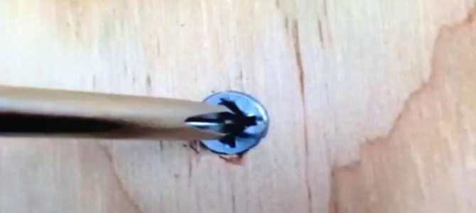 潰れてしまったネジを回す方法