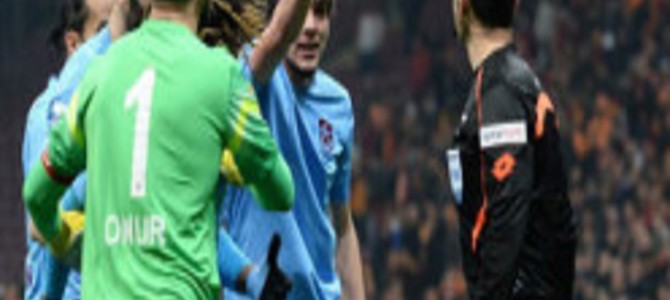 審判にレッドカード!サッカーで起きた珍騒動2つが話題になってる 審判にレッドカード!サッカーで起きた珍騒動2つが話題になってる