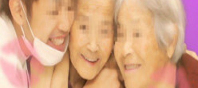 お婆ちゃんも楽しそう！入居者とデートしてプリクラを撮った介護士に絶賛の声