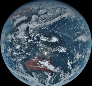 静止衛星「ひまわり8号」が撮影した地球。昼と夜のコントラストが美しい