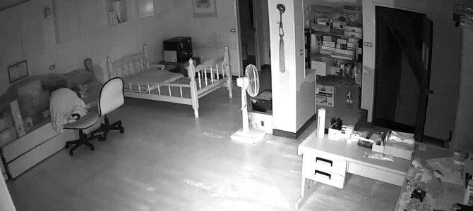 台湾地震発生の瞬間の室内映像。一瞬で家具が倒れてしまう