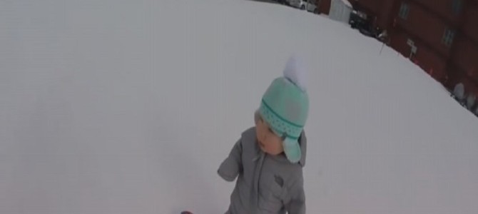 1歳の赤ちゃんがスノーボード！？大人顔負けのテクニックで滑る姿がとってもキュート