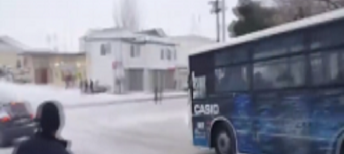 ブレーキなんて意味が無い。大雪でスケートリンクと化した下り坂が恐ろしすぎる