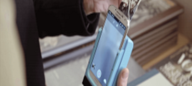 撮った写真をすぐ現像！インクも不要！ポラロイドみたいなスマホケースが凄い