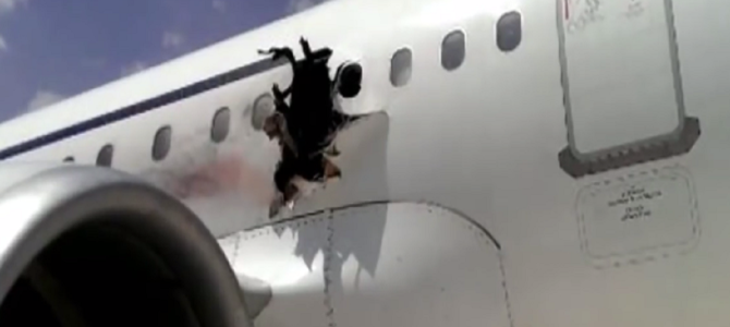 “胴体に穴が開いた”ソマリアで飛行機が爆発するも着陸に成功した