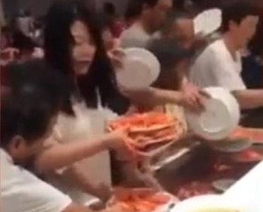 まさに弱肉強食！激しすぎるビュッフェの取り合いが国際問題と似ている