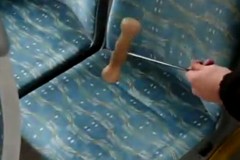 普通のバスの座席をハンマーで叩いてみたら衝撃の事実が！