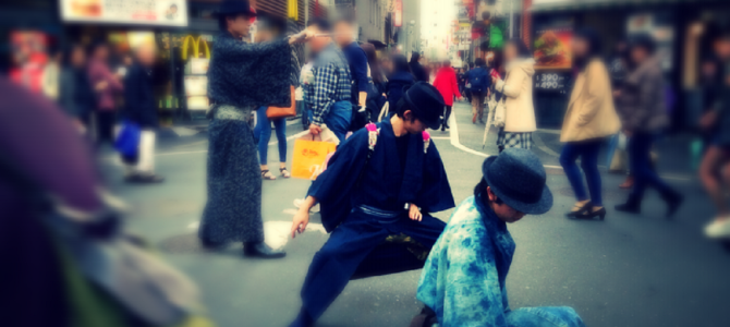 「何奴！？」「成敗！」街中でゴミ拾いをしている侍たちの活動が素晴らしい