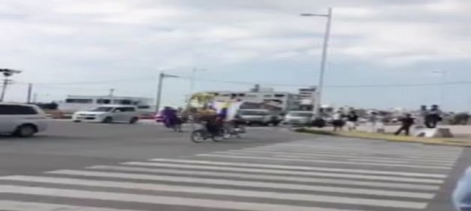 車道のド真ん中を○○で暴走…沖縄の中学生達のまさかすぎる行動にツッコミが続出 車道のド真ん中を○○で暴走…沖縄の中学生達のまさかすぎる行動にツッコミが続出