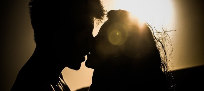 40代の既婚女性と20代の独身男性は不倫に陥りやすい？