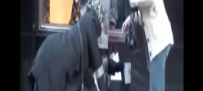 腰を曲げ、松葉杖をしながら物乞いをする女性、後をつけてみると衝撃すぎる光景