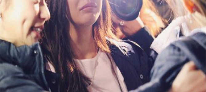 たかみな卒業、舞台裏で板野と大島が号泣。ずっと耐えていた涙にファンも泣く