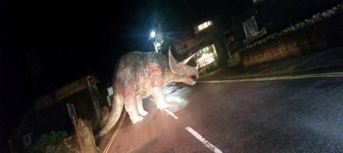 道路にトリケラトプス⁉ドライバーたちが腰を抜かしてしまった英ワイト島のある夜
