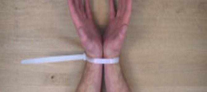 覚えておきたい！両手を縛られて監禁された際に、拘束から逃れる方法