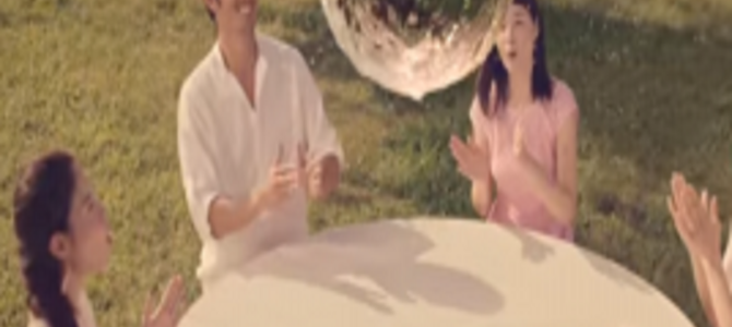 ももっももっ～♪ 阿部寛出演CMの「いろはす もも」のフレーズが耳から離れない！