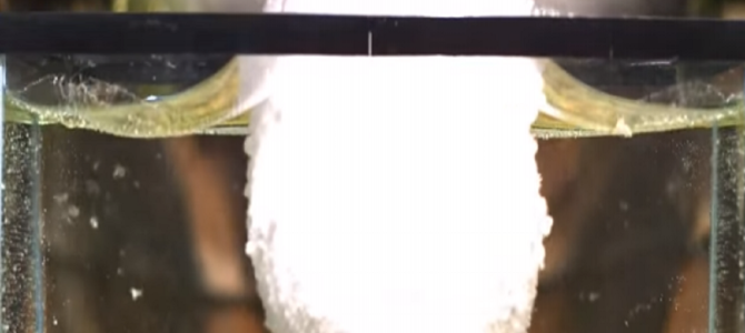 ドロドロになるまで熱した塩を水を張った水槽に入れると……衝撃的な結果