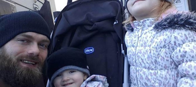 子供がヒーローになれるヒーロー・デーにパパもヒーロー姿で登校！