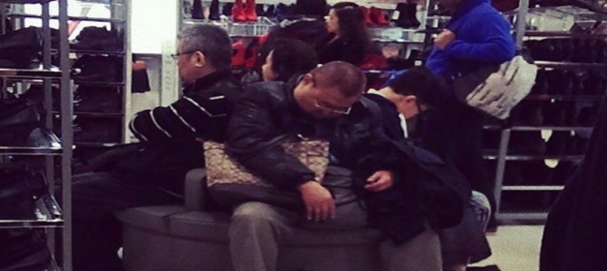 女性の買い物に付き合わされて「魂根こそぎもってかれた」悲惨な男性たち 女性の買い物に付き合わされて「魂根こそぎもってかれた」悲惨な男性たち