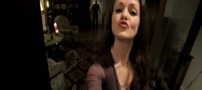 セクシーな自撮りを彼に送ろうとしたら…。衝撃映像に戦慄が走る。