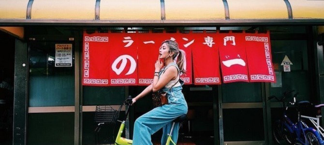 ローラがいるだけでどんな場所もオシャレに見える不思議