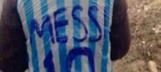 少年の兄が作ったポリ袋のメッシのユニフォームが起こした奇跡