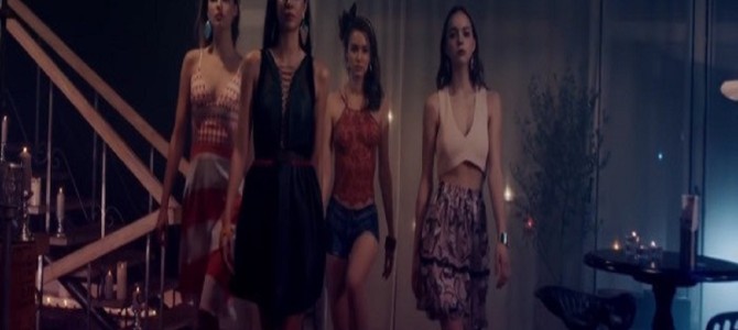 ビリヤードを楽しむセクシー美女集団に隠された秘密とは？