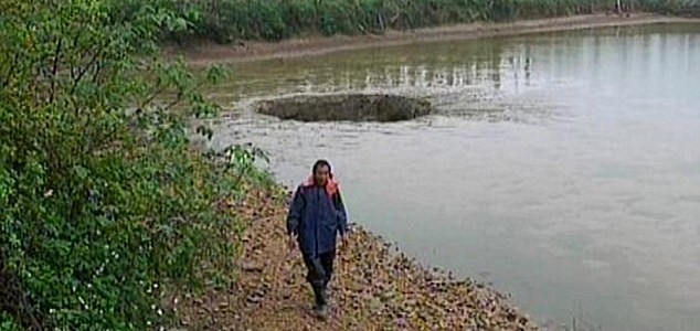 中国で25トンの魚と池の水が巨大穴に吸い込まれて消え去る！