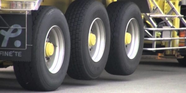 料金所でトラックのタイヤが浮いている理由知ってる？