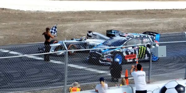 ルイス・ハミルトンの「F1マシン」 vs ケン・ブロックの「GTカー」の白熱の戦いに鳥肌！！