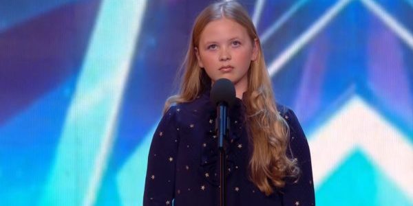 12歳の少女のあまりの「歌」に会場は静まり返る。次の瞬間、拍手をする者が現れる。