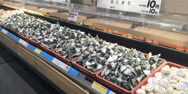 イオンモール熊本がJALと協力して大量の食料を空輸！おにぎり10円、弁当100円の大出血サービスで大絶賛される！