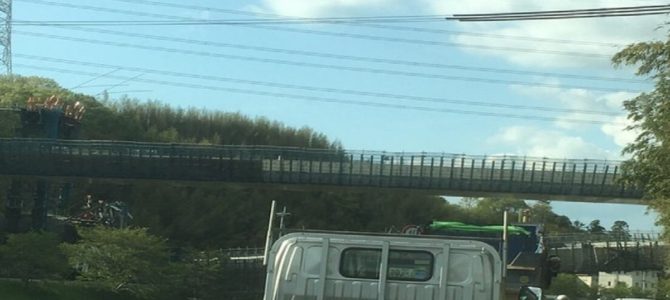 神戸の高速道路の120ｍにもわたる橋げたが落下。けが人多数