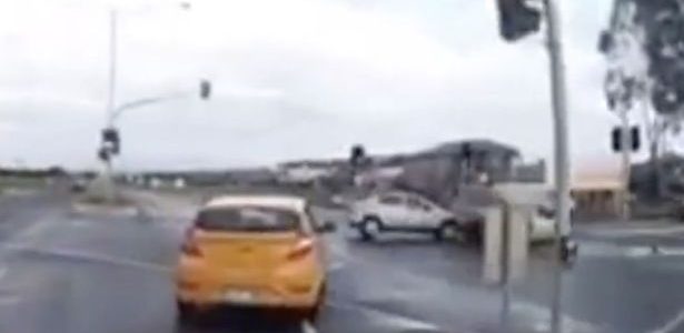 何も見えないのに、0.1秒後いきなり視界に現れた「幽霊車」に衝撃！